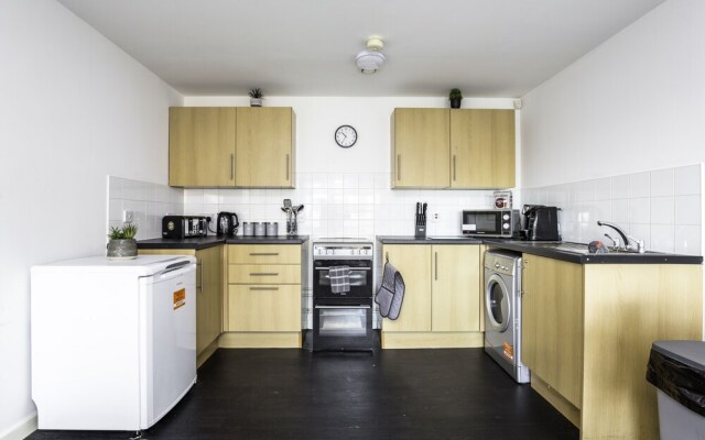 Large Apartment With Balcony Free Parking & Fast Wifi