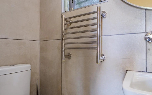 Private Studio flatlet, Uncapped Wifi, Netflix,Full DSTV