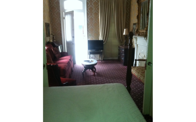 Nine-0-Five Royal Hotel