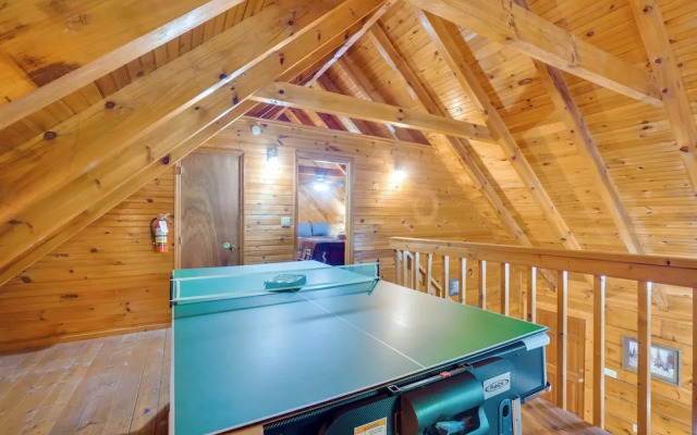 Cabin w/ Hot Tub ~ 6 Mi to Downtown Gatlinburg!