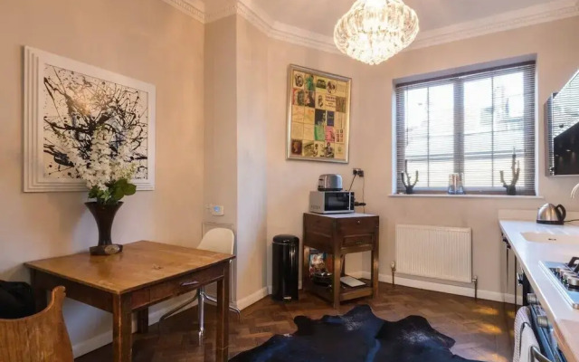 Stylish 1-bed With a Roof Terrace