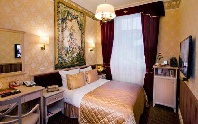 IMPERIAL Hotel & Restaurant
