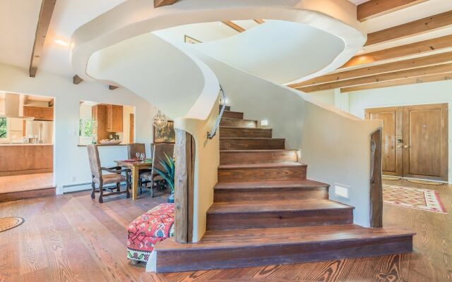 Encantada - Spacious and Luxurious Home, Walk to The Plaza