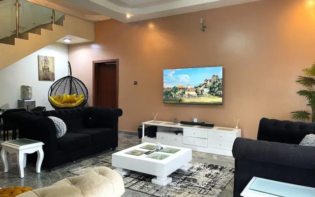 Luxury 4 BR Apt w Parking, Magodo Estate