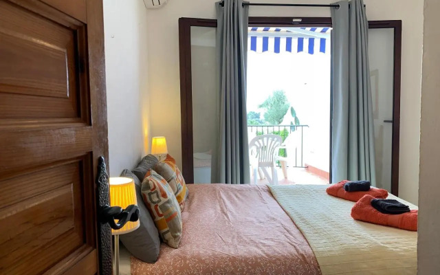 Casa con terraza y hermoso jardín comunal