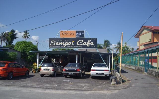 SPOT ON 89821 Batu Maung Sempoi Inn And Cafe
