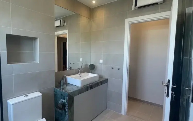 Spacious Seaside Flat at Alimos