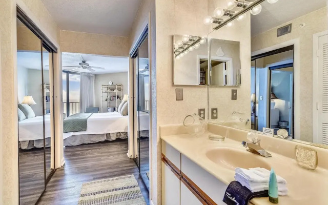 Summerhouse by Book That Condo