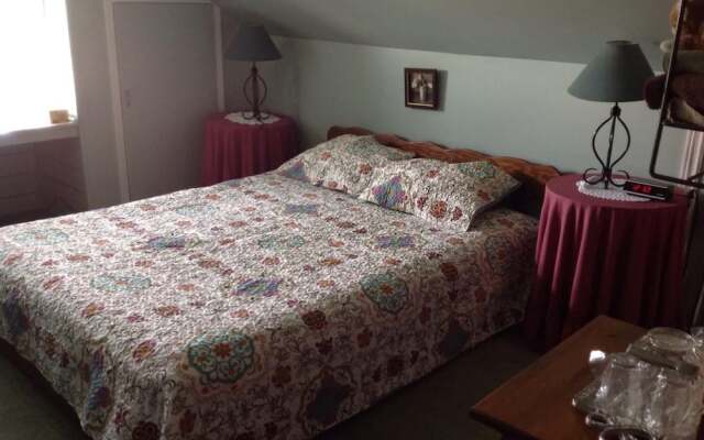 Maple Tourist Home Bed & Breakfast