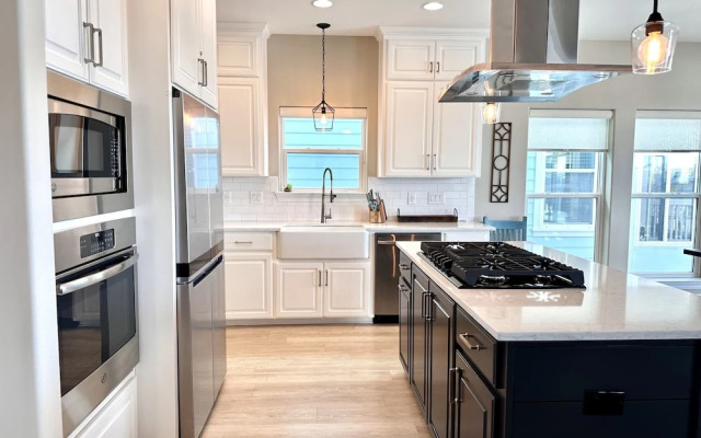 Salty Dog 5 Bedroom Home by RedAwning