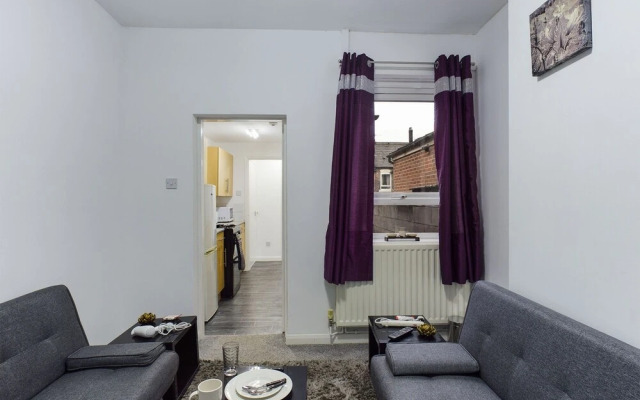 Lovely! 2-bed House Located in Soke - on - Trent