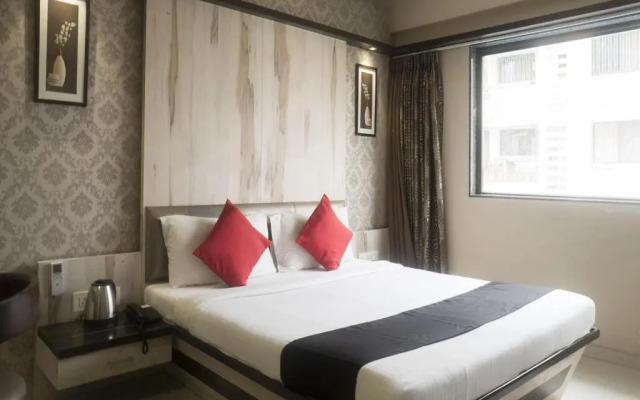 Super Townhouse OAK Regal Inn Near Sant Tukaram Nagar Metro Station