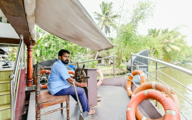 OYO 23482 Sht Symphony Premium Sharing Houseboat