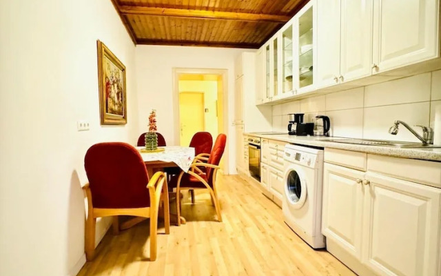 Cozy 4BR Apt for 12P Near FAC Platz
