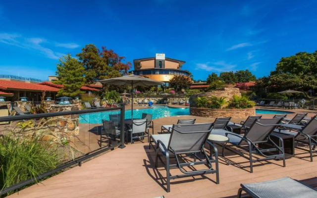 Lodge Of Four Seasons Golf Resort, Marina & Spa