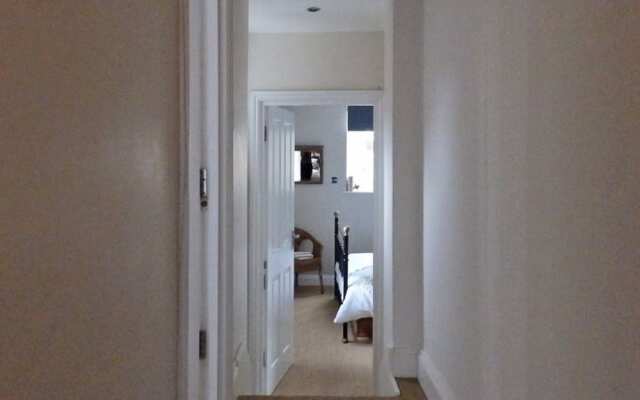 Lovely 2 Bedrooms Apartment Near Queens Park