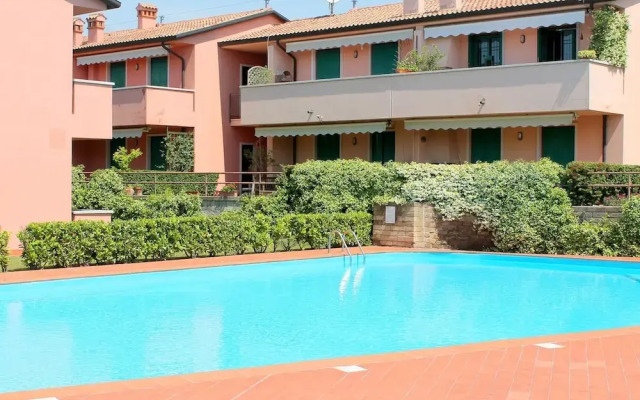 Residence and Quiet Residence With Pool, Near the Lake