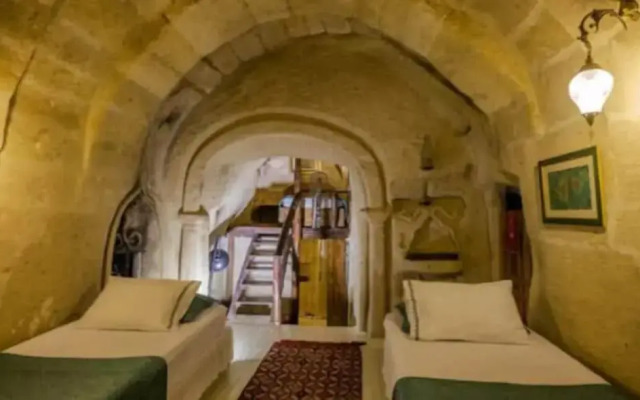 Patisca Cave House