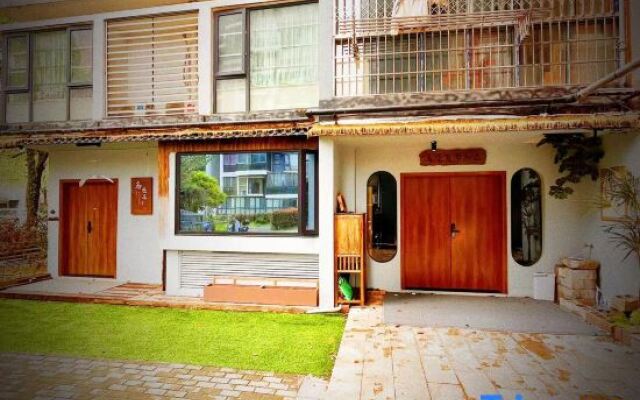 Weary people go back home