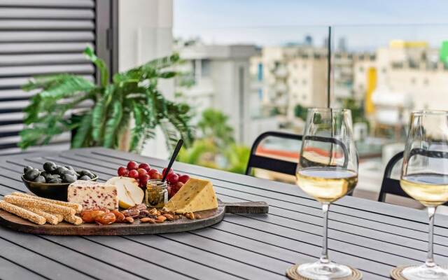 Sanders Only - Delightful 2-bdr Apt With Balcony