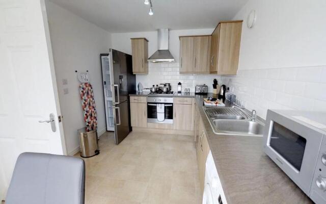 StayZo Cole Green Lane Accommodation- FREE Parking