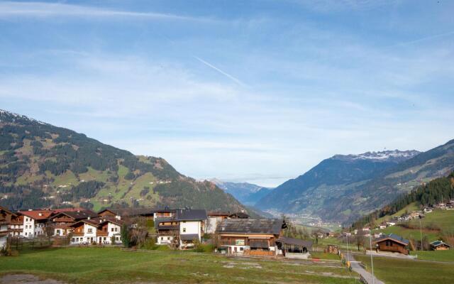 Wooden Apartment in Hainzenberg near Ski Bus