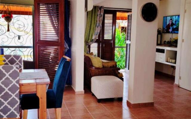 AMPLIO y bello apartamento-ZONA COLONIAL- wifi+balcon+2roons