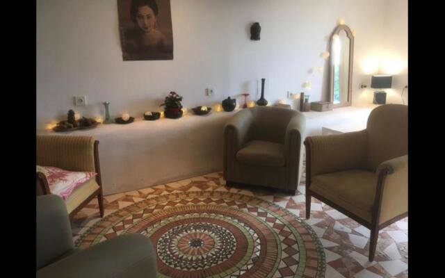 Chez Alice,Simplicite Et Petite Piscine