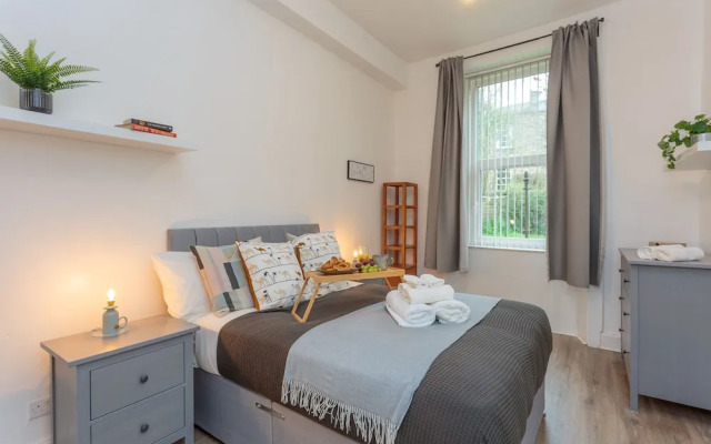 Stylish Apartment at the Edge of Meadows Park