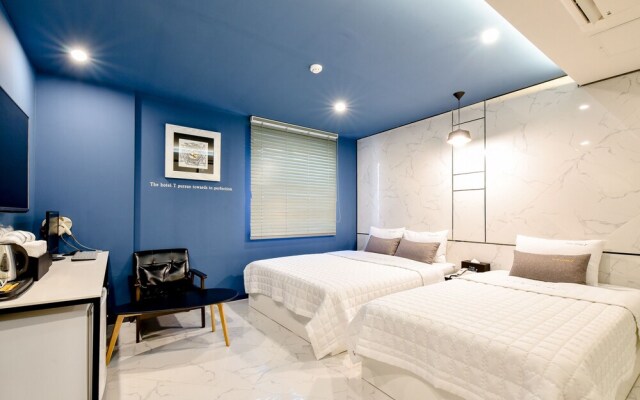 The SWEET Hotel