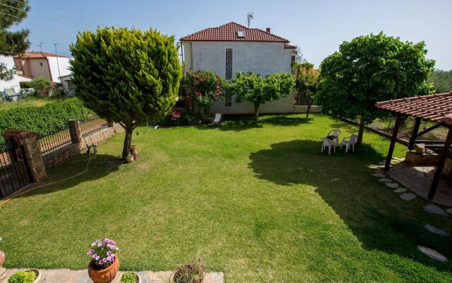 Rustic, luxurious,garden villa 70m from the sea