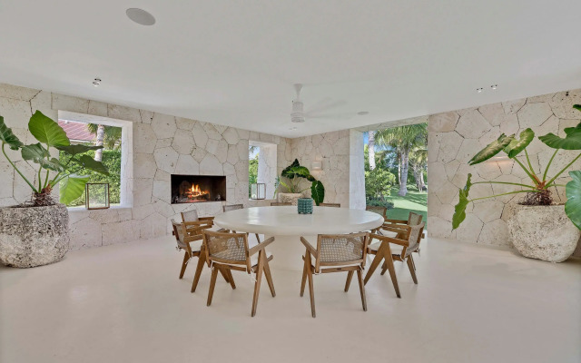 Magnificent 5BR Modern Tropical Villa With Pool