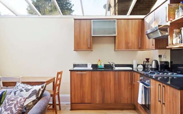 Cosy 2bed Skylight Apt W/patio in Clapham Junction