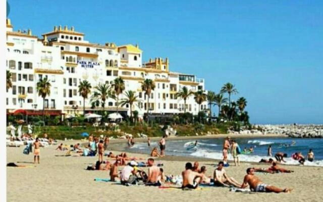 En la playa .Piscinas jardines Puerto Banús