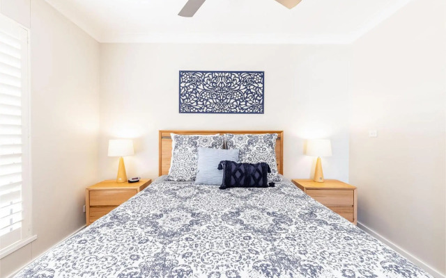 Sandy Beach House - Corlette Waterfront