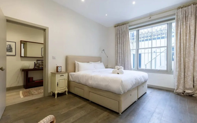 Elegant 2BD Flat 5 Mins to Kensington Gardens!