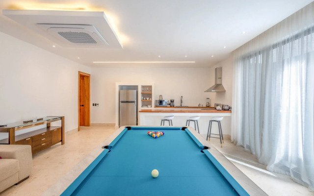 Luxury 10br Beachfront Stunner With Private Pool