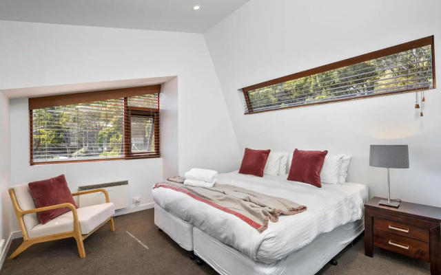 Elevation 3 bedroom and loft penthouse with gas fire and alpine views – Guest Rooms – Thredbo