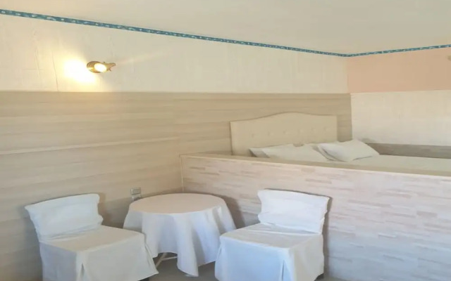 Room in Apartment - Master Suite Complex With Pool and Full View