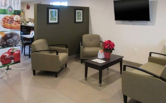 Quality Inn & Suites near Downtown Bakersfield