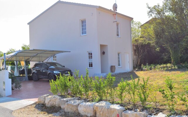 Sunlit Villa in Buje With Swimming Pool