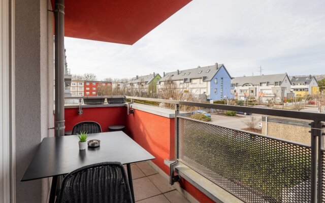 Modern Stylish Apartment w Balcony View