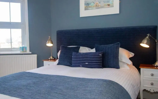 Cliff House B&B & The Moorings Apartments - Guest house
