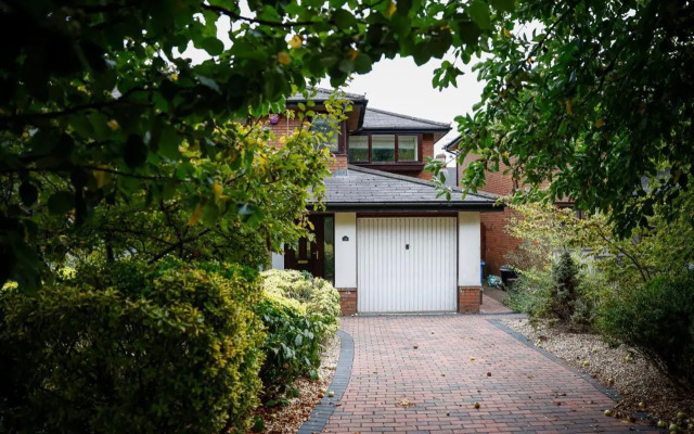 Stylish family home in desirable Penylan + Parking