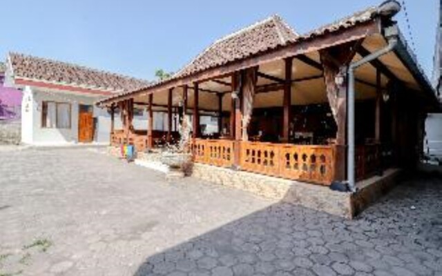 Griya Limasan Hotel by ZUZU