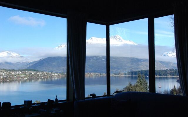 Larch Hill Bed & Breakfast / Homestay