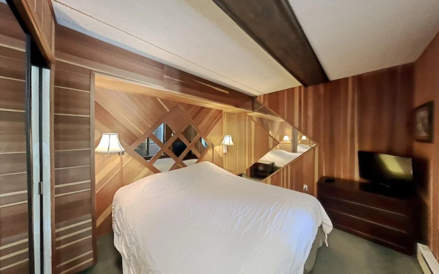 Two Bedroom Units at 1849 Condos With 3 Hot Tubs & Slopeside