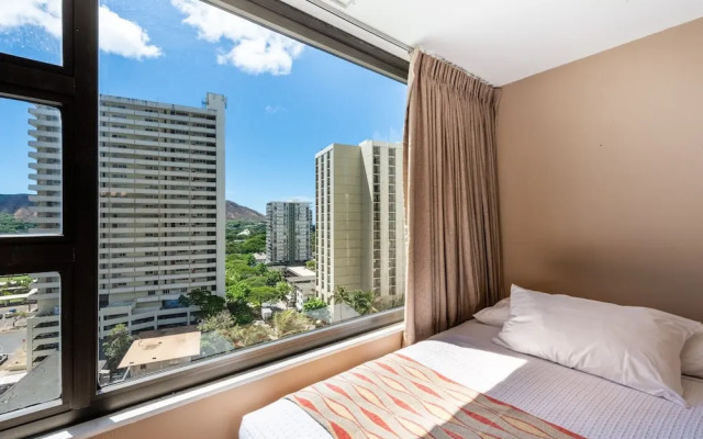 Spacious 14th Floor Corner Suite, Partial Diamond Head and Ocean Views, FREE Parking! by Koko Resort Vacation Rentals
