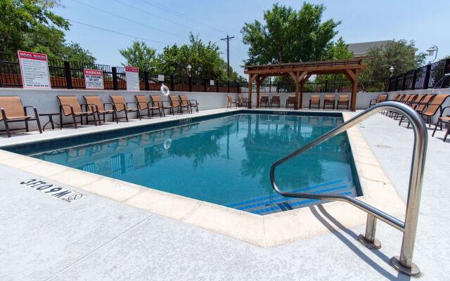 Hampton Inn & Suites Denton