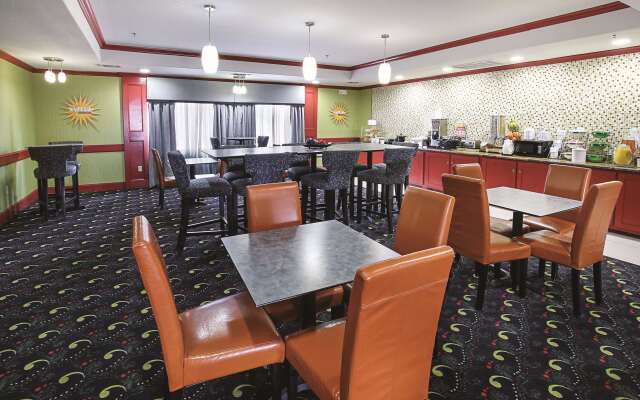 La Quinta Inn & Suites by Wyndham Dallas - Hutchins
